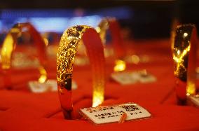 International Gold Futures Prices Hit Record High