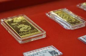 International Gold Futures Prices Hit Record High