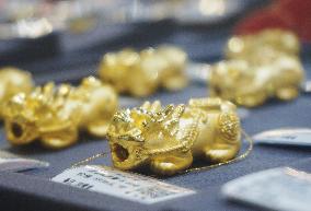 International Gold Futures Prices Hit Record High