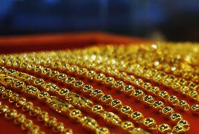 International Gold Futures Prices Hit Record High