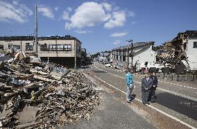 Emperor, empress visit quake-hit town in Ishikawa Pref.