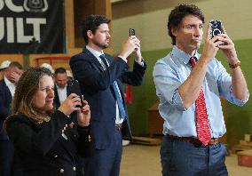 Justin Trudeau Vote With Phone And Talk About Housing - Canada