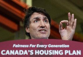 Justin Trudeau Vote With Phone And Talk About Housing - Canada