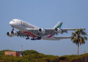 Arrival and departure from Barcelona of an Emirates Airbus A380 with the new livery