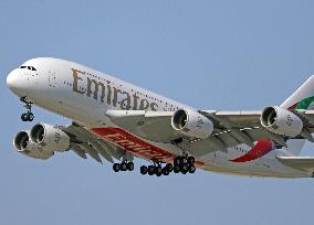 Arrival and departure from Barcelona of an Emirates Airbus A380 with the new livery