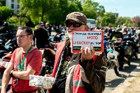 Protesting against the introduction of roadworthiness tests for motorised two wheelers - Paris