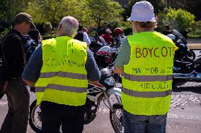 Protesting against the introduction of roadworthiness tests for motorised two wheelers - Paris