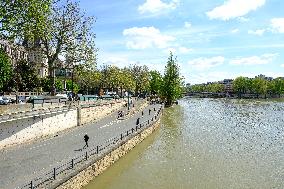 Tourist atmosphere around the banks of the Seine - Paris