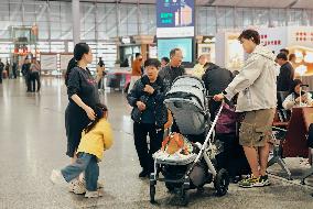 Passengers Hustle at Changsha South Station