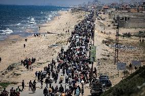 Thousands Attempt To Return Home To Northern Gaza