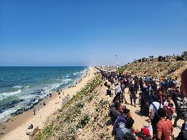 Thousands Attempt To Return Home To Northern Gaza