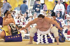 Ring-entering sumo ritual at Yasukuni shrine