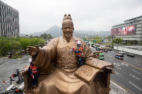 SOUTH KOREA-SEOUL-STATUE OF KING SEJONG-CLEANING