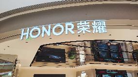 Honor Mobile Flag Store in Shanghai
