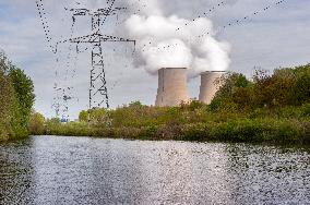 Electricity Pylons And Nuclear Power Stations - Nogent-sur-Seine