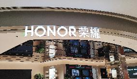 Honor Mobile Flag Store in Shanghai