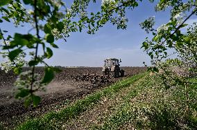Preparation for sowing campaign in frontline areas of Zaporizhzhia region