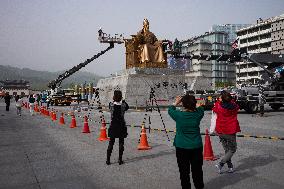 Cleaning Of Sejong The Great Statue