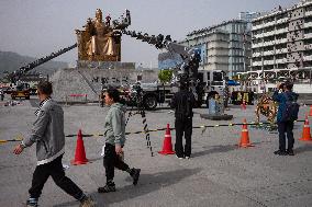 Cleaning Of Sejong The Great Statue
