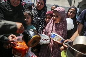 Palestinians Receive Food Rations