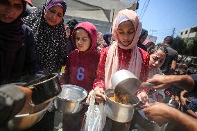Palestinians Receive Food Rations