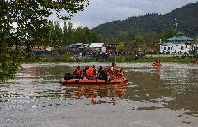 6 Dead After Boat Overturns In Srinagar - India