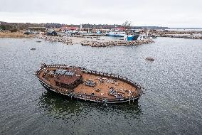 Finnish boat stuck in shallow water