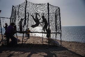 Displaced Palestinians Enjoyr The Beach - Gaza