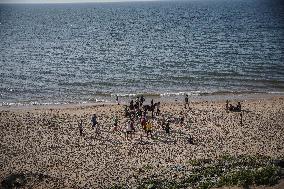 Displaced Palestinians Enjoyr The Beach - Gaza