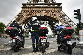 Police units near the Eiffel Tower FA