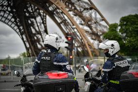 Police units near the Eiffel Tower FA