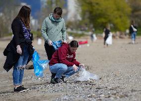 CANADA-VANCOUVER-EARTH DAY-BEACH CLEANUP
