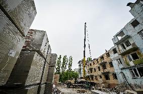 Reconstruction of apartment building damaged by Russian shelling continues in Zaporizhzhia