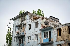 Reconstruction of apartment building damaged by Russian shelling continues in Zaporizhzhia