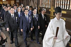 Japan lawmakers visit Yasukuni shrine