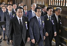 Japan lawmakers visit Yasukuni shrine