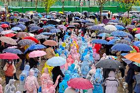 Parents Welcome Children in The Rain in Yantai