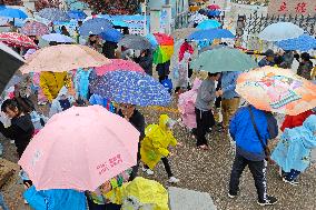 Parents Welcome Children in The Rain in Yantai
