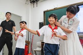 (HainanOutlook) CHINA-HAINAN-DINGAN-QIONG OPERA IN PRIMARY SCHOOL (CN)