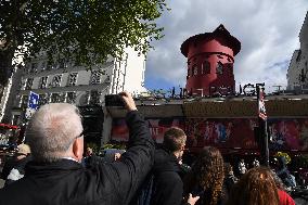 Moulin Rouge Windmill Wings Collapse Overnight - Paris