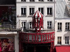 Paris' Moulin Rouge Shovels Fall Off