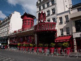 Paris' Moulin Rouge Shovels Fall Off