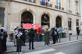 Students Block Sciences Po - Paris