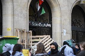 Students Block Sciences Po - Paris