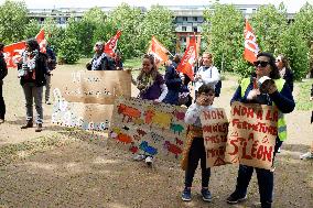 Toulouse: 'Casserolade' By Schoolteachers In Front Of The Local Board Of Education