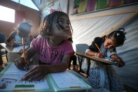 Palestinian Children in a Makeshift School Amid Hamas-Israel Conflict