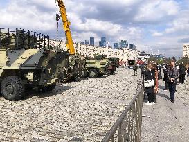 Captured Ukrainian tanks on display in Moscow