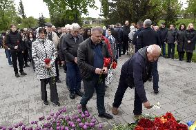 Flower laying ceremony at monument to victims of Chornobyl tragedy in Vinnytsia