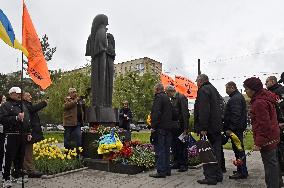 Flower laying ceremony at monument to victims of Chornobyl tragedy in Vinnytsia
