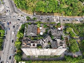 A Courtyard House Complex on the Top of a Seven-story Building in Nanning